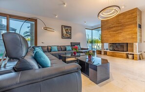 Smart TV, fireplace, table football - Gorgeous home in Pomer with sauna (Pomer)