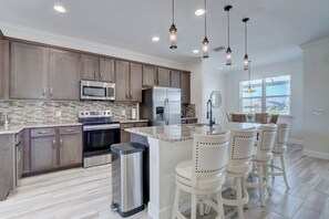 Fridge, microwave, oven, stovetop - The Cape Escape - New Heated Saltwater Pool. Just 10 minutes from Matlacha. (Cape Coral)