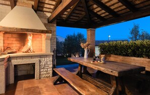 Outdoor dining - Lovely home in Krnica (Krnica)