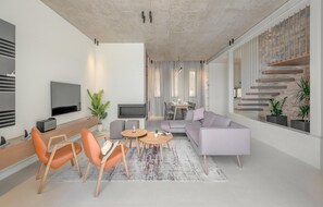 Télévision, cheminée, table de tennis de table, chaîne hi-fi