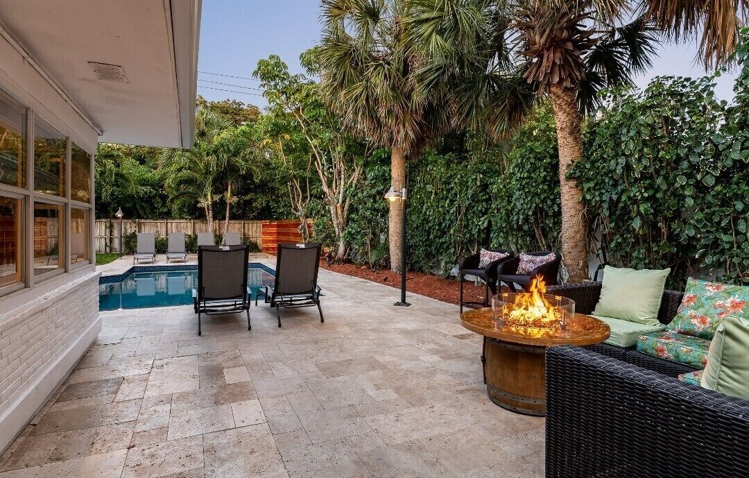 Enchanting Oasis 5 Min 2 Beach Private 5☆Amenities: Heated Pool and a hot tub!