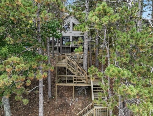 Updated, Tranquil Retreat on Round Lake - 3 Bed, 3 Bath with Sleeping Loft