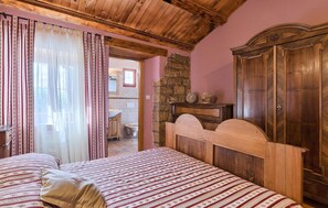 5 quartos, ferros/tábuas de passar roupa, berço de viagem