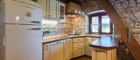 Fridge, oven, dishwasher, coffee/tea maker