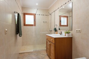 Shower, hair dryer, bidet, towels - CAN TACO - Beautiful finca with private pool. Free WiFi. (Llucmajor)
