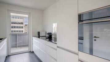 Een koelkast, een microgolfoven, een oven, een kookplaat