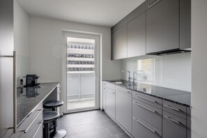 Køleskab, mikrobølgeovn, ovn, kogeplade