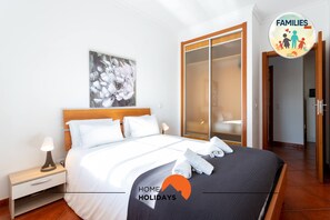 Tabla de planchar con plancha, wifi gratis y ropa de cama 