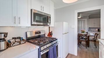 Refrigerador, microondas, parrilla de estufa y cafetera y tetera