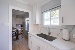 Réfrigérateur, micro-ondes, plaque de cuisson, cafetière/bouilloire