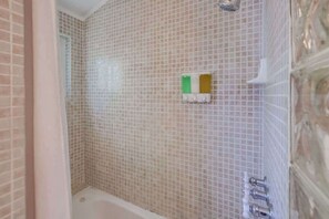 Een douche, een haardroger, shampoo