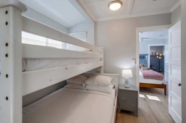 2 bedrooms, iron/ironing board, WiFi
