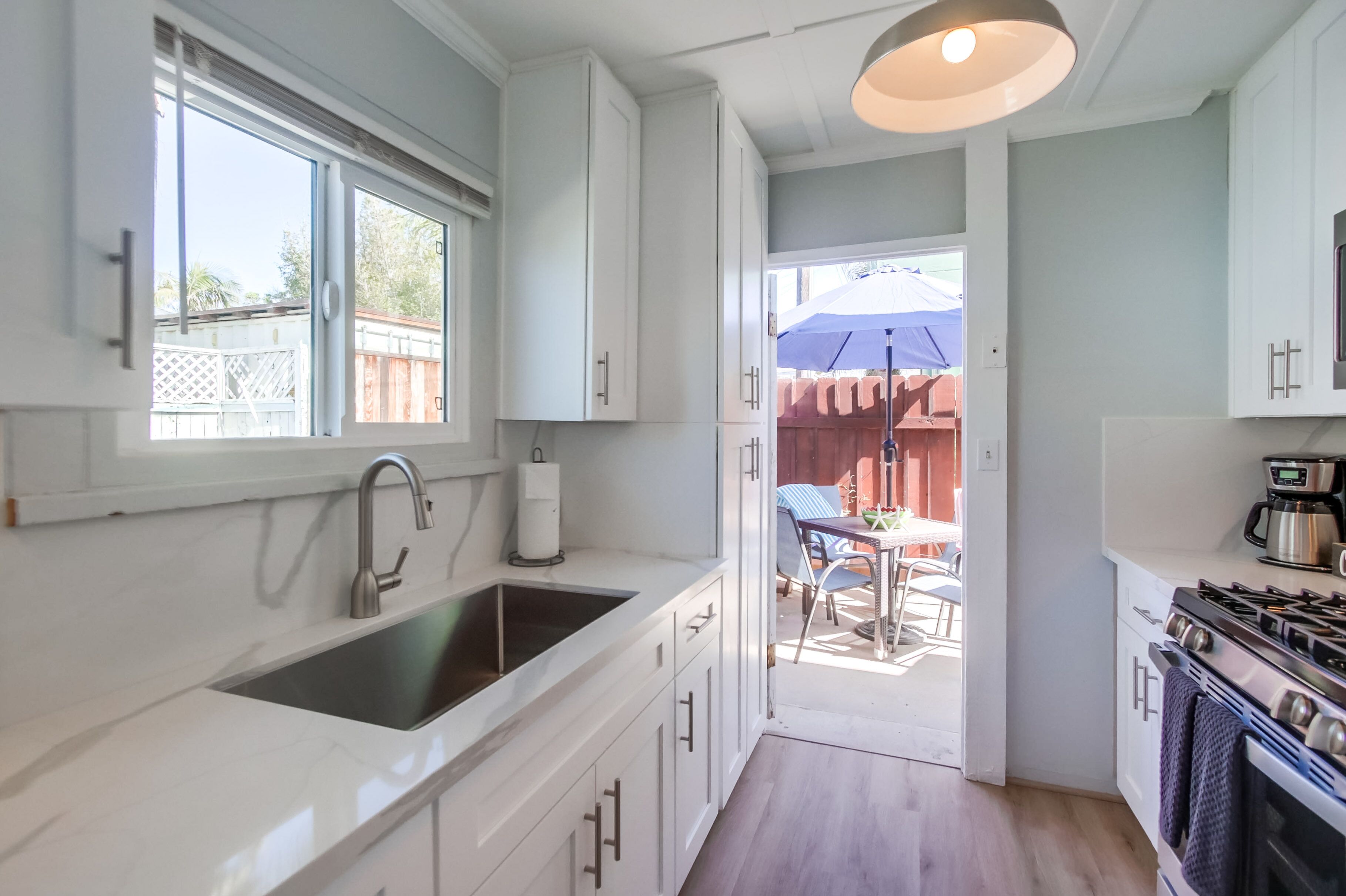 Refrigerador, microondas, parrilla de estufa y cafetera y tetera 