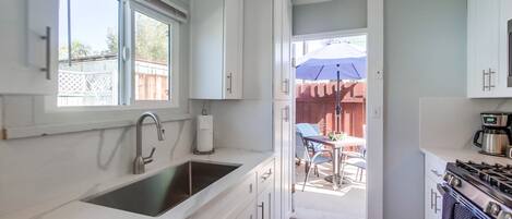 Frigorífico, microondas, placa de cocina y cafetera o tetera