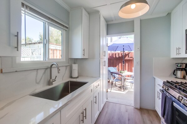 Kühlschrank, Mikrowelle, Herdplatte, Wasserkocher mit Kaffee-/Teezubehör