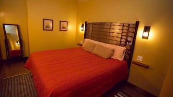 1 bedroom, desk, WiFi, bed sheets