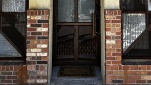 A building with a sign reading "125 5 MIAMI AVE".