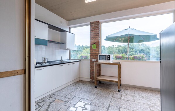 Fridge, stovetop