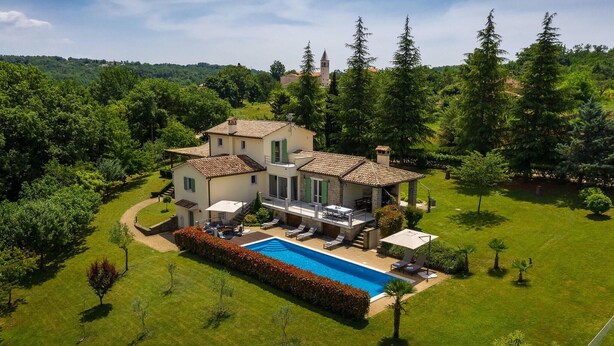 A large villa with a swimming pool, surrounded by lush greenery and a forested area. - Amazing home in Motovun (Motovun)