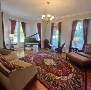 Smart-TV, Kamin, Bücher