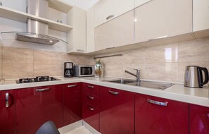 Refrigerador, microondas, horno y lavavajillas 