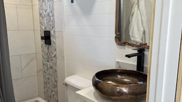 Ducha, secador de pelo, toallas, jabón