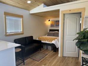 1 habitación, tabla de planchar con plancha y cuna de viaje 