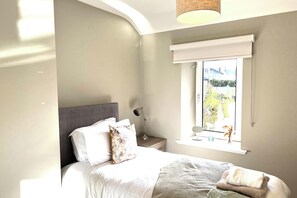 4 bedrooms, iron/ironing board, WiFi, bed sheets - 4 Bed House Sleeps 7 - Parking, Garden, Wifi (Killarney)