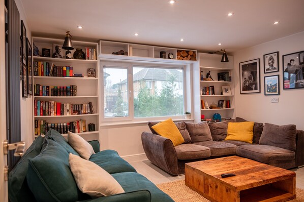 Smart TV - Lovely Family Home in Rainham. A home away from home, a perfect choice for stays (Rainham)