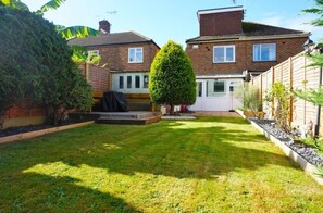 Property grounds - Lovely Family Home in Rainham. A home away from home, a perfect choice for stays (Rainham)