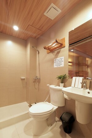Shower, rainfall showerhead, free toiletries, hair dryer - Ghiellaniqa Inn (Coron)