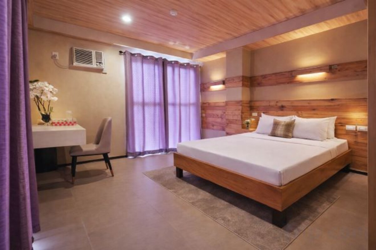 Deluxe Queen Room