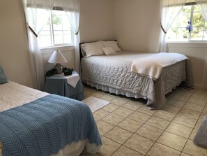 1 dormitorio, tabla de planchar con plancha, wifi y ropa de cama