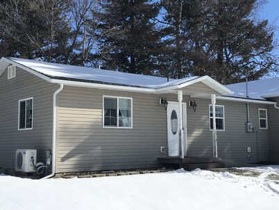 Craigmont Getaway
Get comfortable and enjoy plenty of space and cozy fireplace!