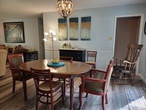 Dining - The Pear Place on Maple (Goshen)