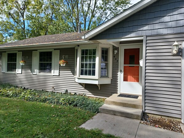 Exterior detail - The Pear Place on Maple (Goshen)