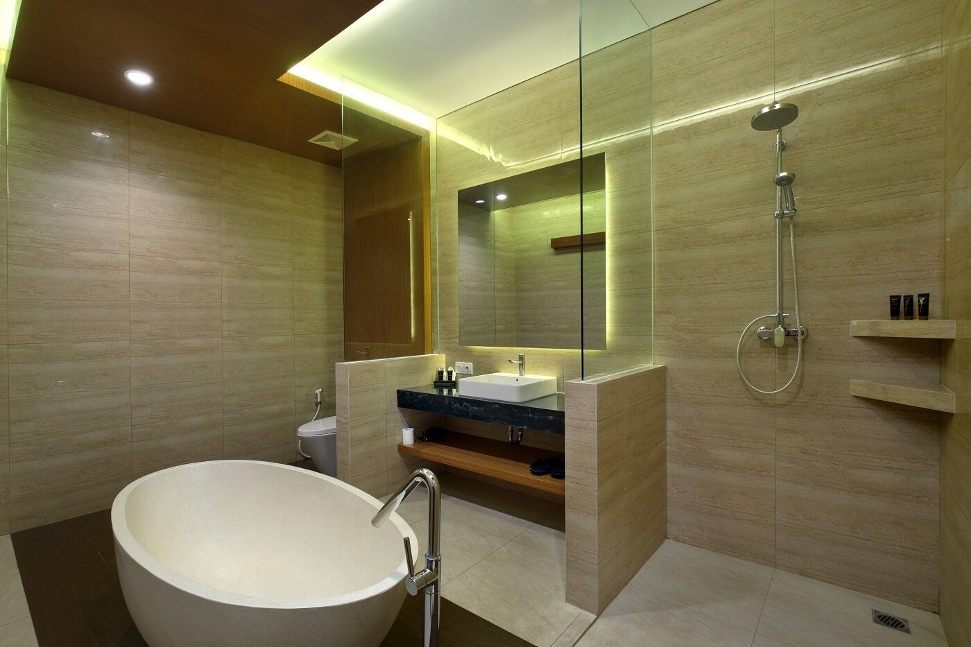 Une salle de bain moderne avec une baignoire sur pieds, une douche à parois de verre et un meuble-lavabo avec un miroir.