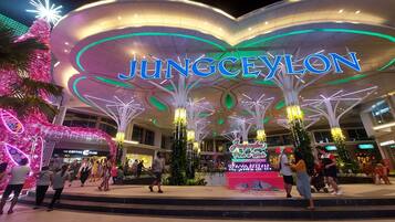 Un centro comercial con el letrero 'JUNGCEYLON' bien visible.