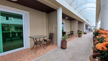 Eenvoudig appartement | Uitzicht vanaf balkon