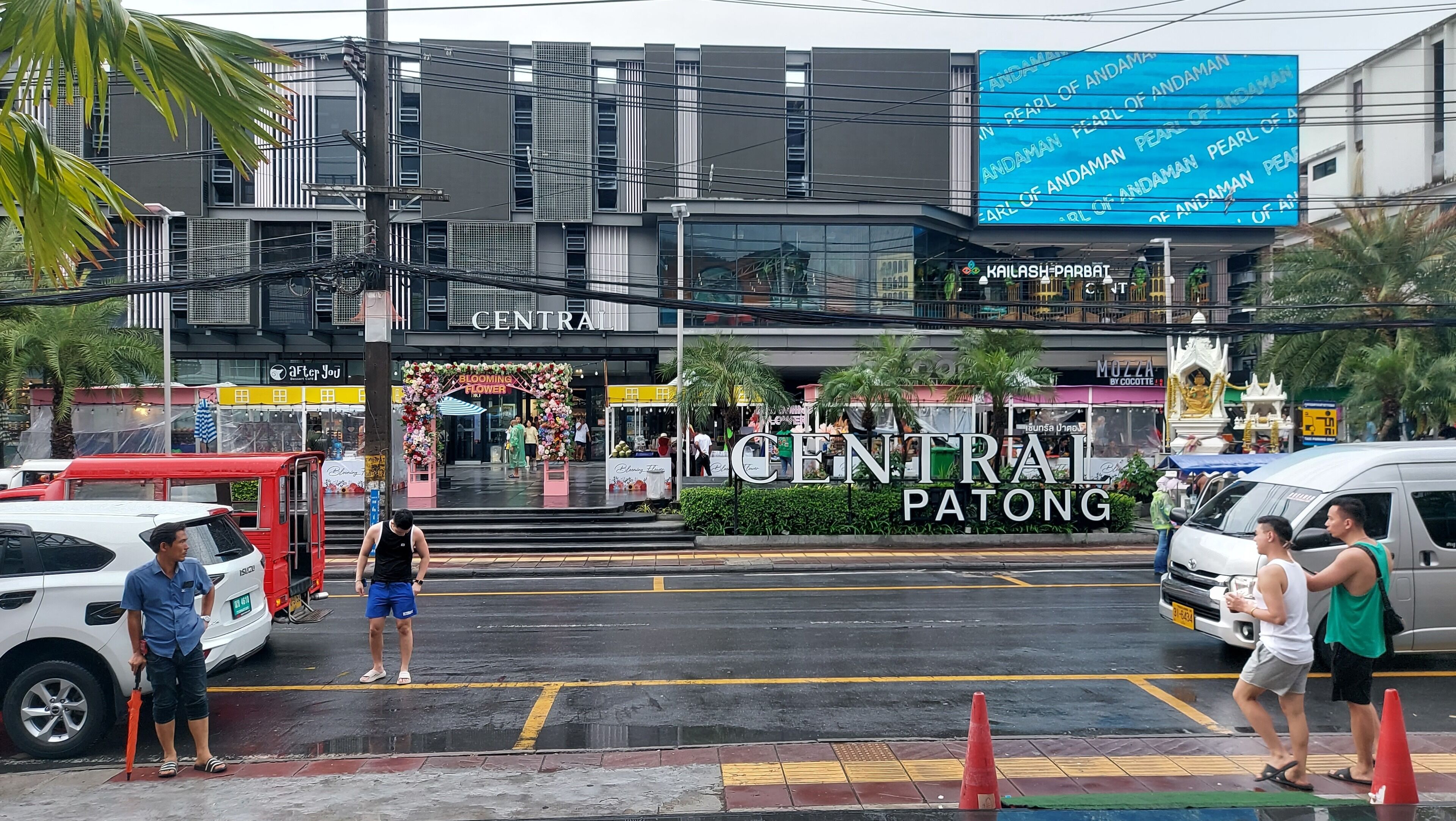 Un immeuble à plusieurs étages, sur lequel on peut voir une grande enseigne bleue portant l’inscription « CENTRAL PATONG ».