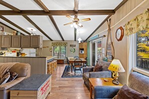 Smart TV, fireplace, DVD player - Sunset Getaway - 4BR Lakefront + Boats & Kayak (Nekoosa)