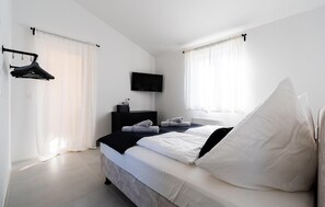 3 dormitoris, planxa i posts de planxar i un bressol de viatge 