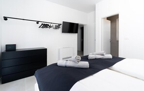 3 habitaciones, tabla de planchar con plancha y cuna de viaje 