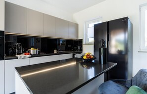 Frigorífic, rentaplats i cafetera i tetera 