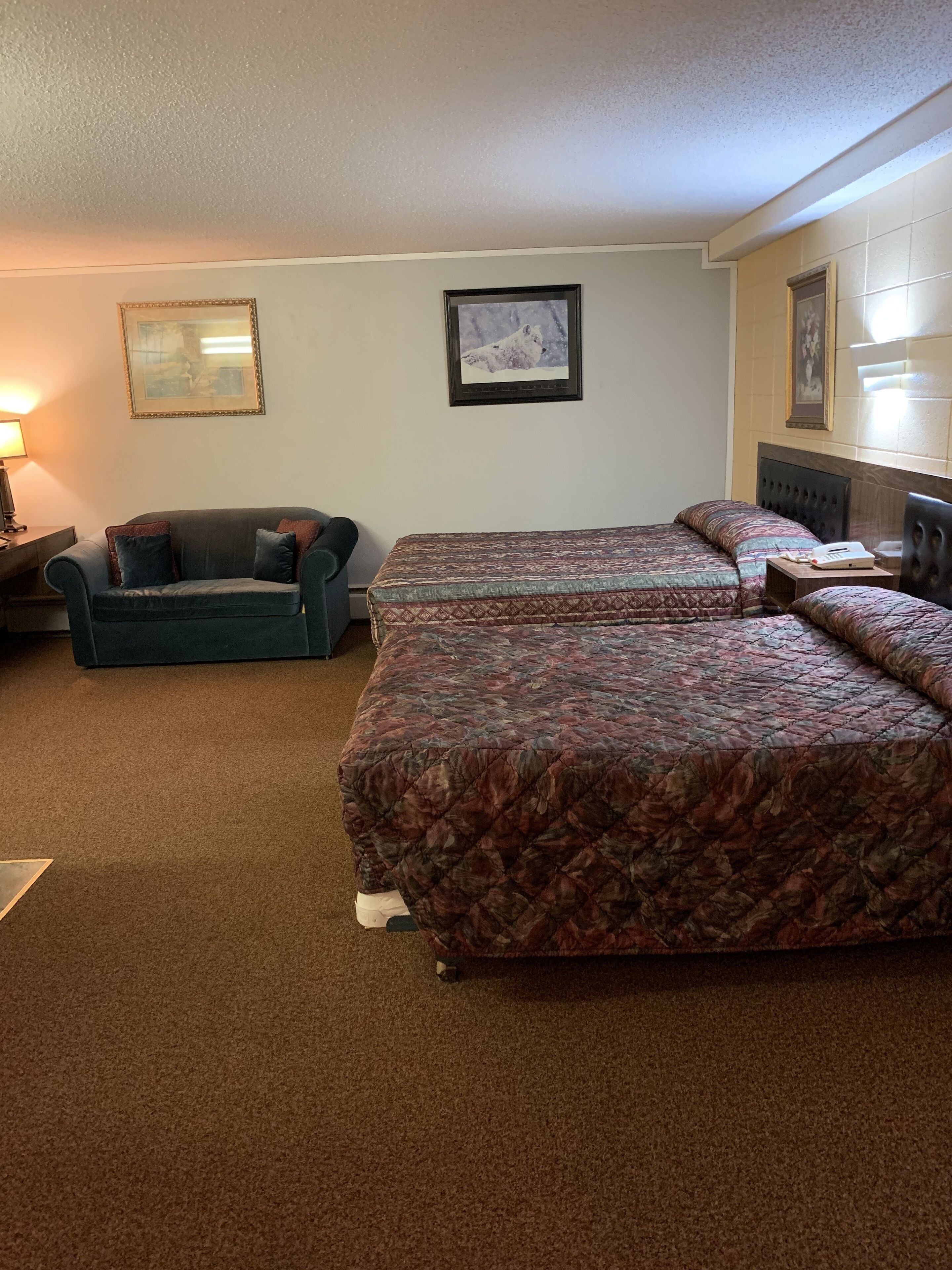 办公桌、笔记本电脑工作区、免费 WiFi、床单