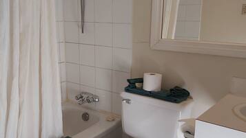 Chambre simple Standard | Salle de bain | Ensemble baignoire-douche, douche cascade, serviettes fournies, savon