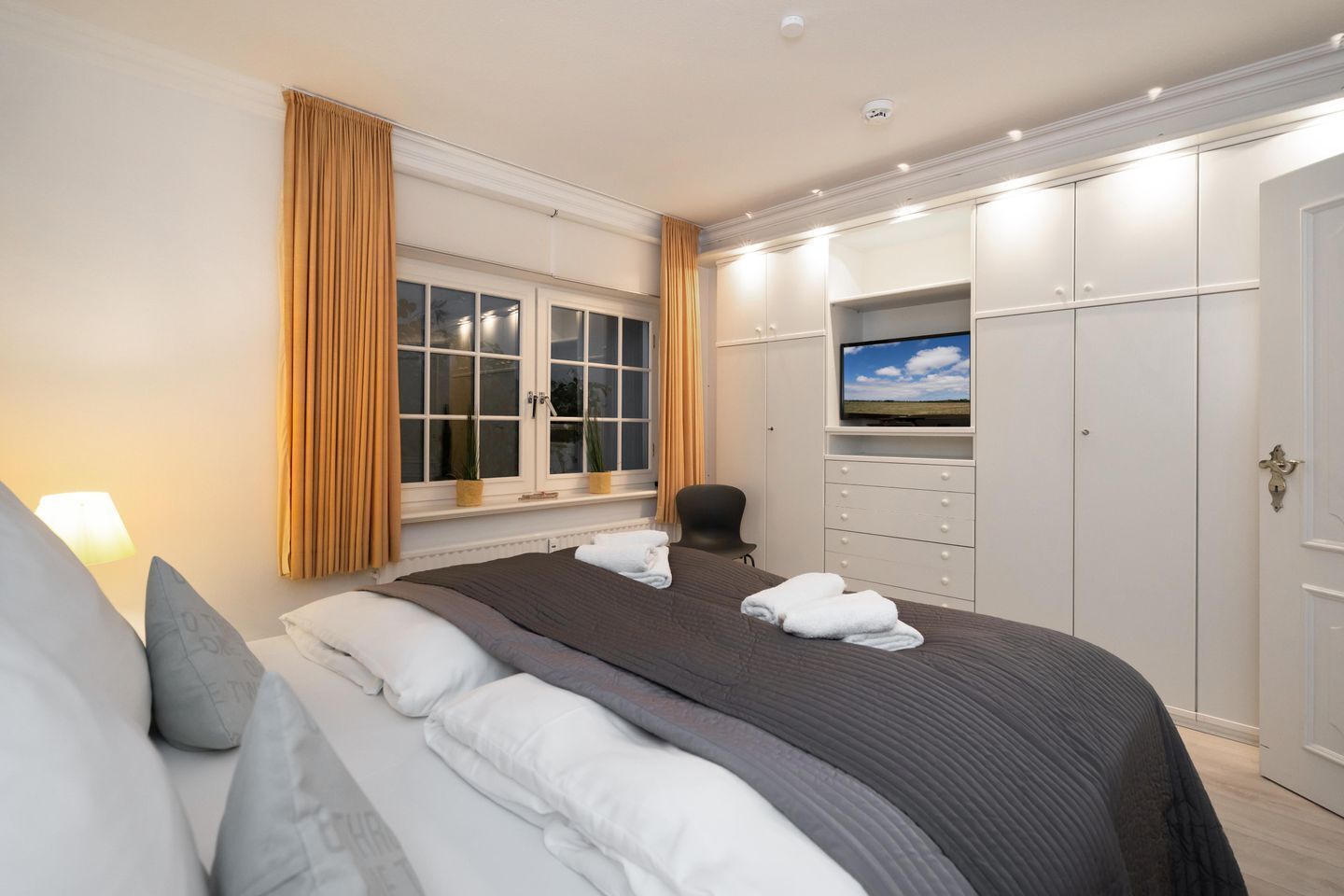 2 bedrooms, in-room safe, iron/ironing board, WiFi