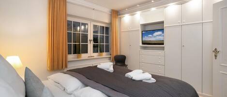 2 bedrooms, in-room safe, iron/ironing board, WiFi