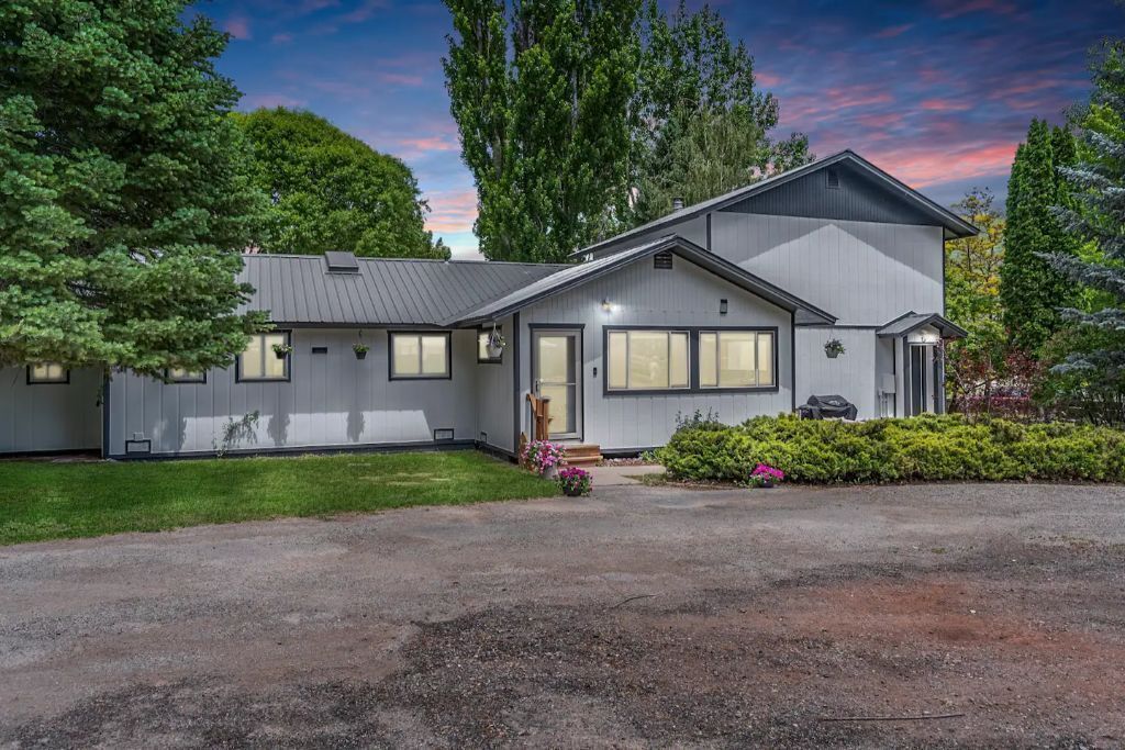 Beautiful yard, near hot springs/trails, dogs welc