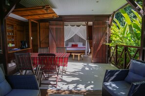 Outdoor dining - Bungalow 4 Pers. Vue mer et Montagne, Cuisine Équipée. Réservez un Paradis! (Deshaies)